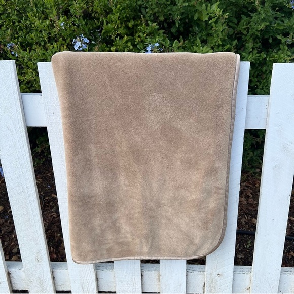 Brookstone NAP 2 Ply Plush Throw Travel Blanket Light Tan Satin Trim 38x61 GUC